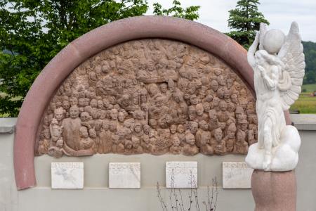 Nagrobni spomenik družine Drobnič, France Kralj, 1943–1959, reliefna plastika.